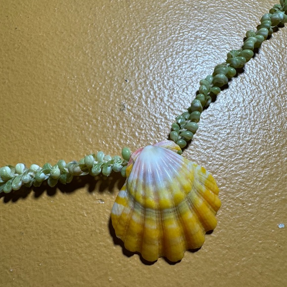 Hawaiian Sunrise shell necklace - Picture 2 of 5